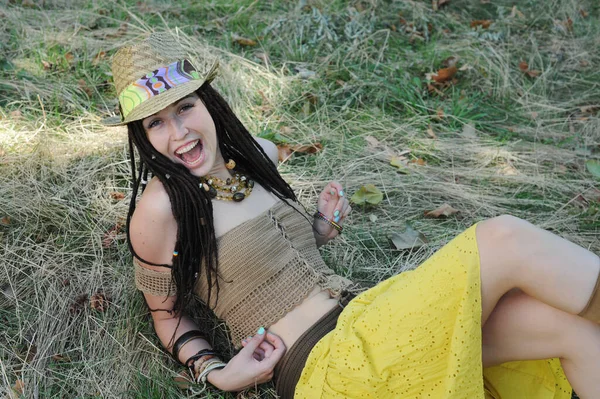 Vreugdevolle Verbazingwekkende Hippie Stijl Vrouw Met Dreadlocks Poseren Outdoor — Stockfoto