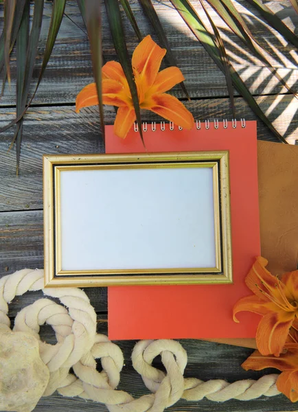 Leeg Frame Mock Met Lelie Bloemen Outdoor Zomerfoto Met Palmschaduwen — Stockfoto