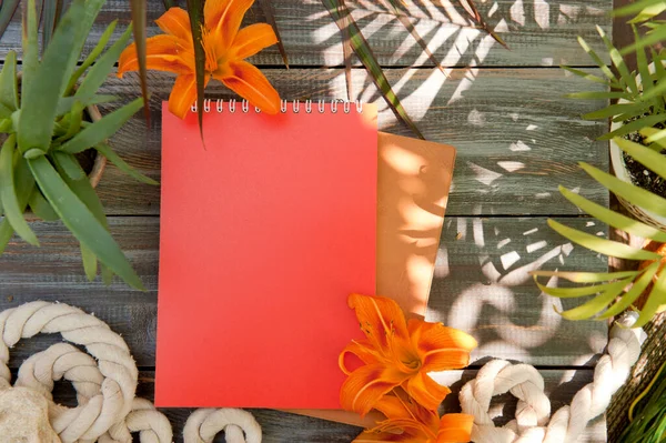 Notebook Maketa Lilií Květiny Palmové Stíny Venkovní — Stock fotografie