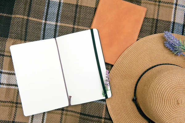 夏休みは帽子と日記で遊び心のあるマットでモックアップ 屋外フラットレイ写真 女の子らしい秘密コンセプト — ストック写真