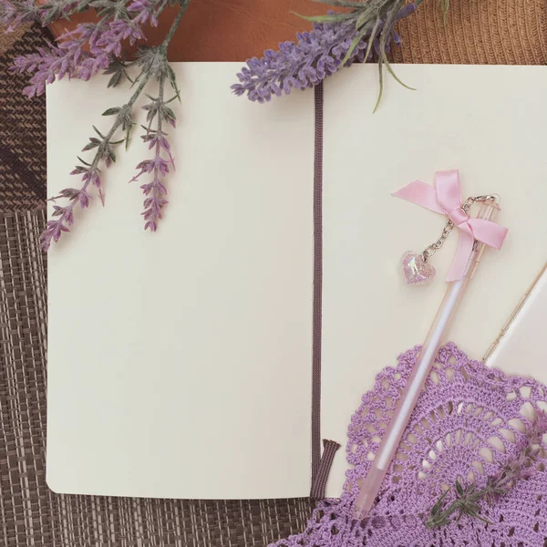 Mock Med Dagbok Och Lavendel Blommor Utomhus Platt Låg Foto — Stockfoto