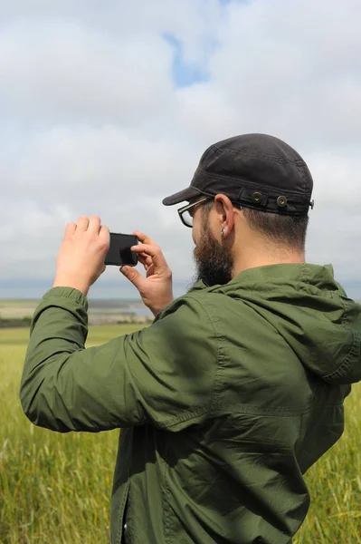 Yetişkin Adam Dışarıda Akıllı Telefondan Fotoğraf Çekiyor — Stok fotoğraf