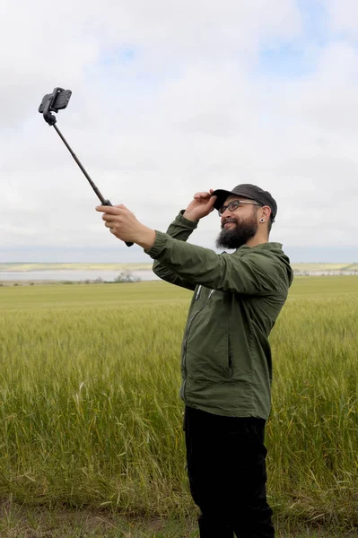 Arazide Akıllı Telefondan Selfie Çeken Bir Adam Sakallı Hippi Tarzı — Stok fotoğraf