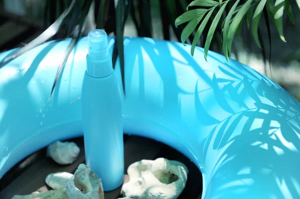 Zonnebrandcrème Blauwe Buis Outdoor Foto Mockup Met Blauwe Zwemcirkel Palmbladeren — Stockfoto