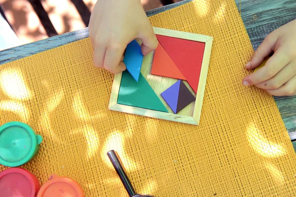 Tangram Logické Hračky Malý Chlapec Ruce Sestavit Puzzle Venkovní — Stock fotografie