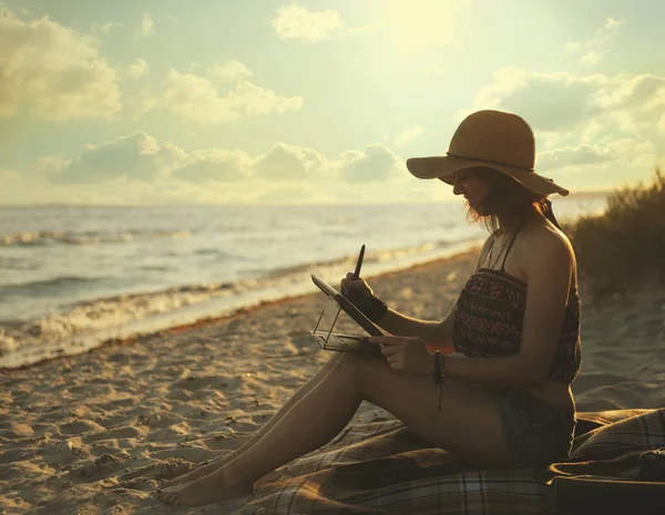 Feliz Mulher Artista Digital Desenhando Tablet Livre Perto Oceano Trabalho — Fotografia de Stock