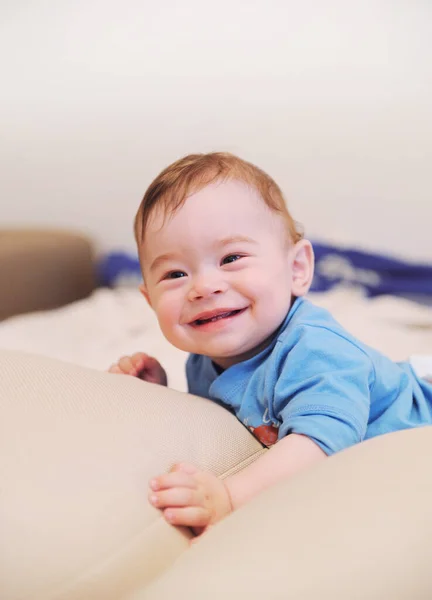 Gelukkig Lachende Baby Jongen Liggen Een Bed Kijken Naar Camera — Stockfoto