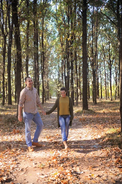 Happy Love Couple Walking Forest Embracing Young Family Portrait Casual — Stock Photo, Image