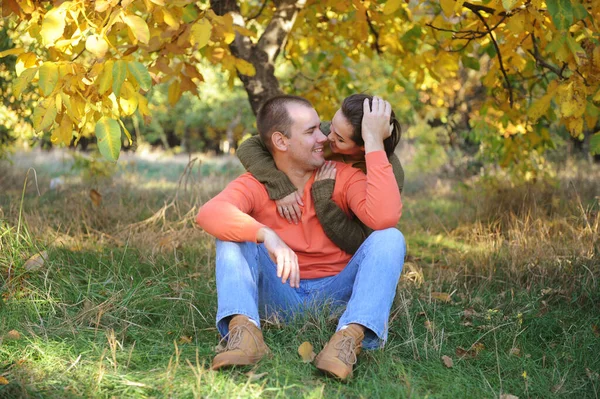 Couple Amour Heureux Reposant Dans Forêt Embrassant Jeune Portrait Famille — Photo