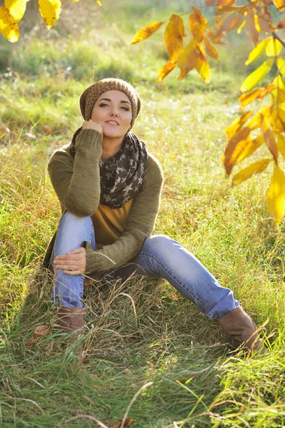 Retrato Mulher Jovem Relaxar Sentado Parque Outono Livre — Fotografia de Stock