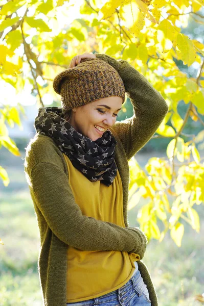 Retrato Mulher Jovem Vestido Com Chapéu Malha Camisa Livre — Fotografia de Stock