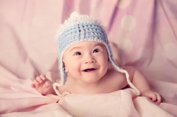 Nuttet Sød Baby Dreng Glad Smilende Med Blå Strikket Hat - Stock-foto