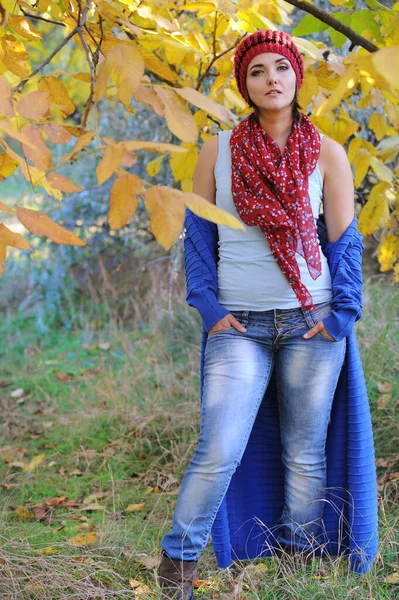 Joven Mujer Feliz Retrato Aire Libre Moda Otoño Con Cárdigan — Foto de Stock