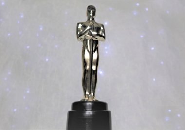 Beyaz bir arka plan üzerinde Oscar heykeli altın