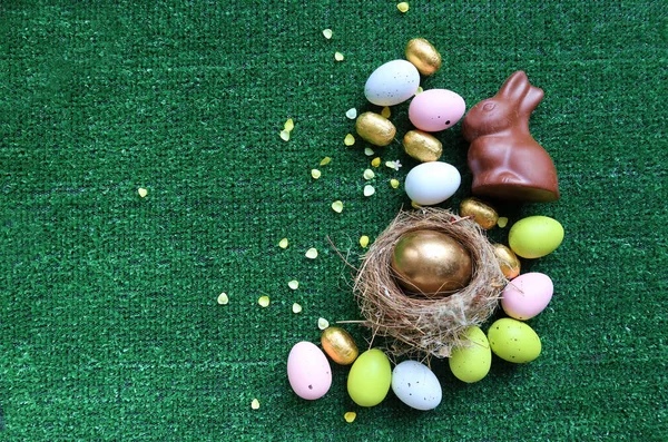 Huevos de Pascua de chocolate de colores y conejito de chocolate con spac copia —  Fotos de Stock