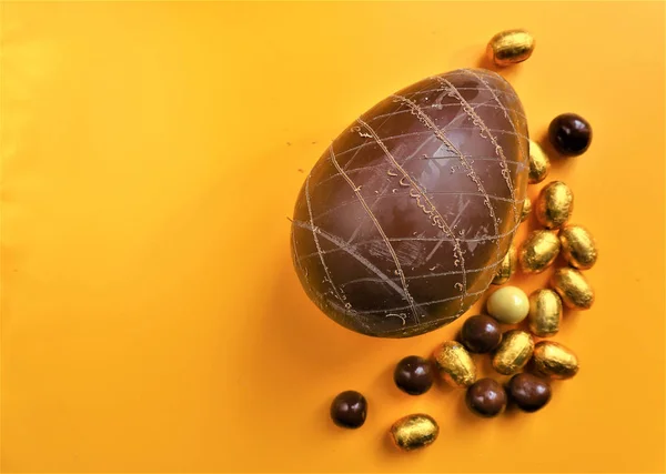 Huevos de Pascua de chocolate dorado con espacio de copia —  Fotos de Stock