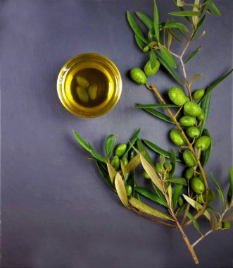 siyah arka planda yeşil zeytin dalı ile zeytin yağı 