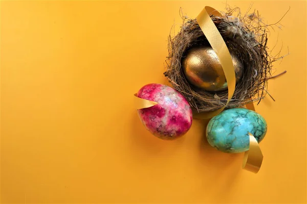 Huevos de Pascua de color dorado sobre fondo amarillo —  Fotos de Stock