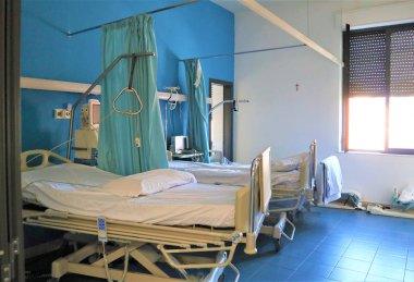 Yataklı hastane koğuşu