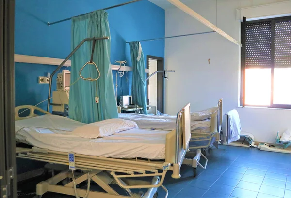 Yataklı hastane koğuşu