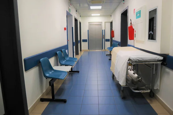 医学概念。带房间的医院走廊 — 图库照片