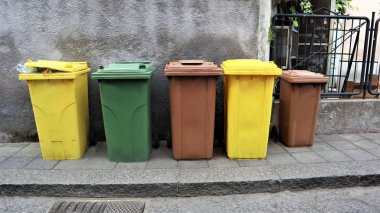 sokakta ayrı çöp toplama için teneke