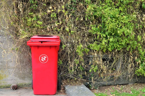 Lixeira vermelha para resíduos médicos — Fotografia de Stock