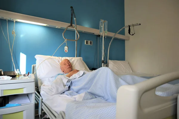 Serumin intravenöz (iv) ile hastanede bir hastanın yakın)