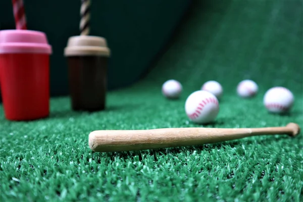 Baseball och fladdermus på det gröna gräset med kopierings utrymme — Stockfoto