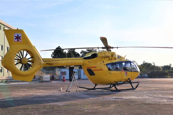 Servicio de rescate aéreo. ambulancia aérea de helicóptero en el helipuerto . —  Fotos de Stock