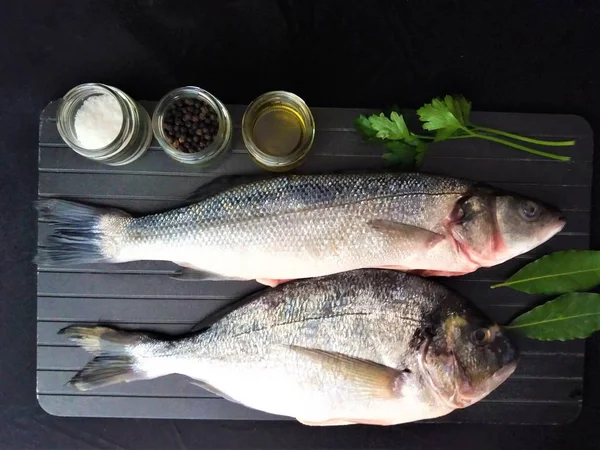 Friss hal, citrom és fűszerek — Stock Fotó