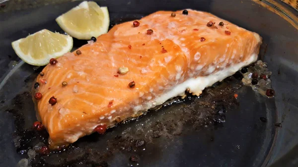 Salmon with garlic and herb by lemon — Stock Photo, Image