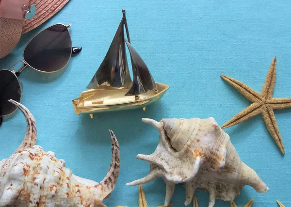 Estrela do mar branca com barco, chapéu e óculos sonolentos — Fotografia de Stock