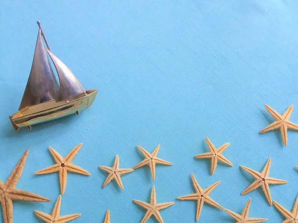 Estrela do peixe, estrela do mar branca com um barco — Fotografia de Stock