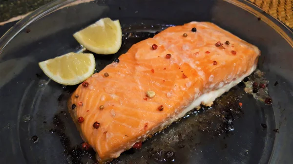 Deliciosos filetes de salmón cocidos. — Foto de Stock