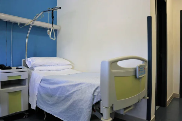 Больничная палата с кроватями — стоковое фото