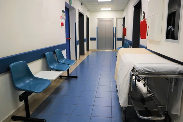 Medisch concept. Hospital corridor met kamers — Stockfoto