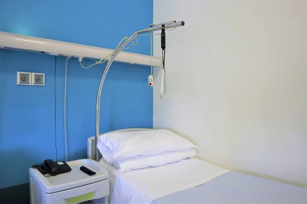 Больничная палата с кроватями — стоковое фото
