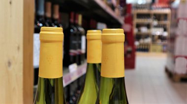 beyaz şarap şişe şarap dükkanı