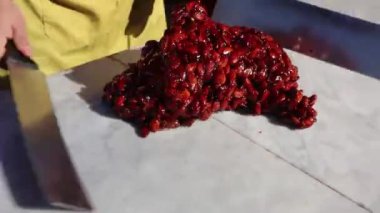 Torrone Siciliano - geleneksel Sicilya kırılgan badem ve karamel sokak gıda badem hazırlık ile tipik tatlılar ile şu anda yapılan yapılan.sicilya hazırlık tipik tatlı şu anda yapılan.