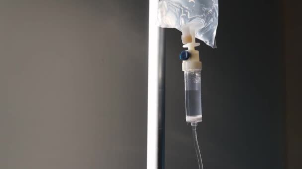 关闭了在医院的病人和输液泵的盐溶液滴 — 图库视频影像