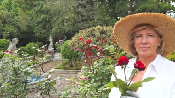 Пожилая Женщина Букетом Женщин Среднего Возраста Букетом Роз — стоковое видео