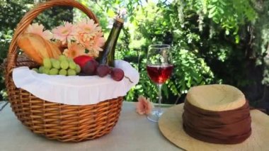 Yemek ile piknik sepeti ... Meyve sepeti ve piknik atıştırmalıkları, şarap. Parkta güneşli bir gün