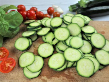 kiraz ve otlar ile dilimlenmiş kabaklar