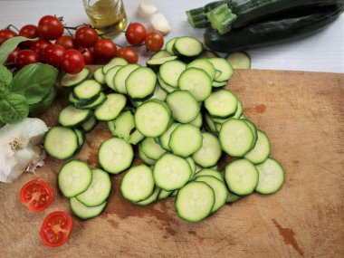 kiraz ve otlar ile dilimlenmiş kabaklar