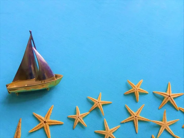 Estrela do peixe, estrela do mar branca com um barco — Fotografia de Stock