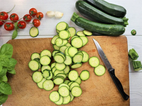 Calabacines rebanados con cereza y hierbas — Foto de Stock