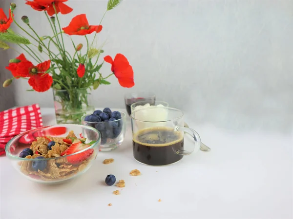 Завтрак подается с кофе, крупы и фрукты . — стоковое фото