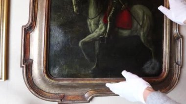 beyaz eldiven giyen kişi Özel Müze, İtalya, Sicilya antik tablolar asmak