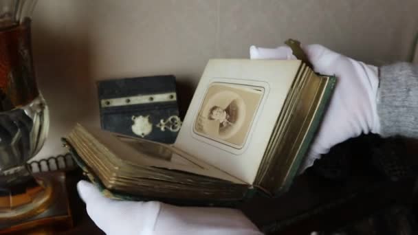 Raro Album Fotografico Tenuto Persone Che Indossano Guanti Bianchi Museo — Video Stock